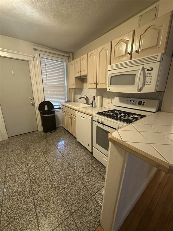 2 bed, 1 bath apartment for rent at 6 Bellvista Rd Unit 1, Brighton — photo 1 of 3