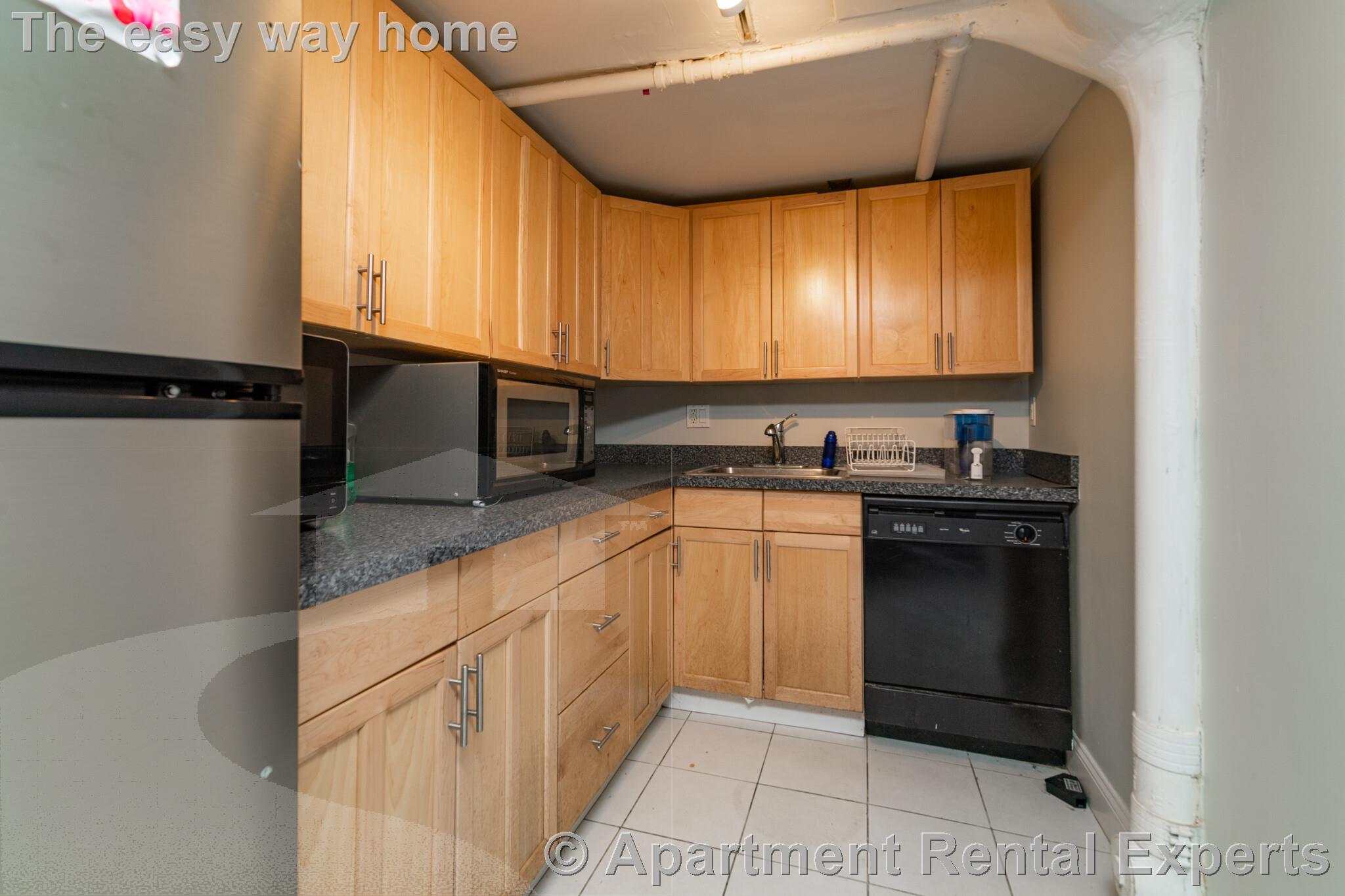 6 bed, 2 bath apartment for rent at 6 Belmont St Unit 1, Spring Hill — photo 4 of 12