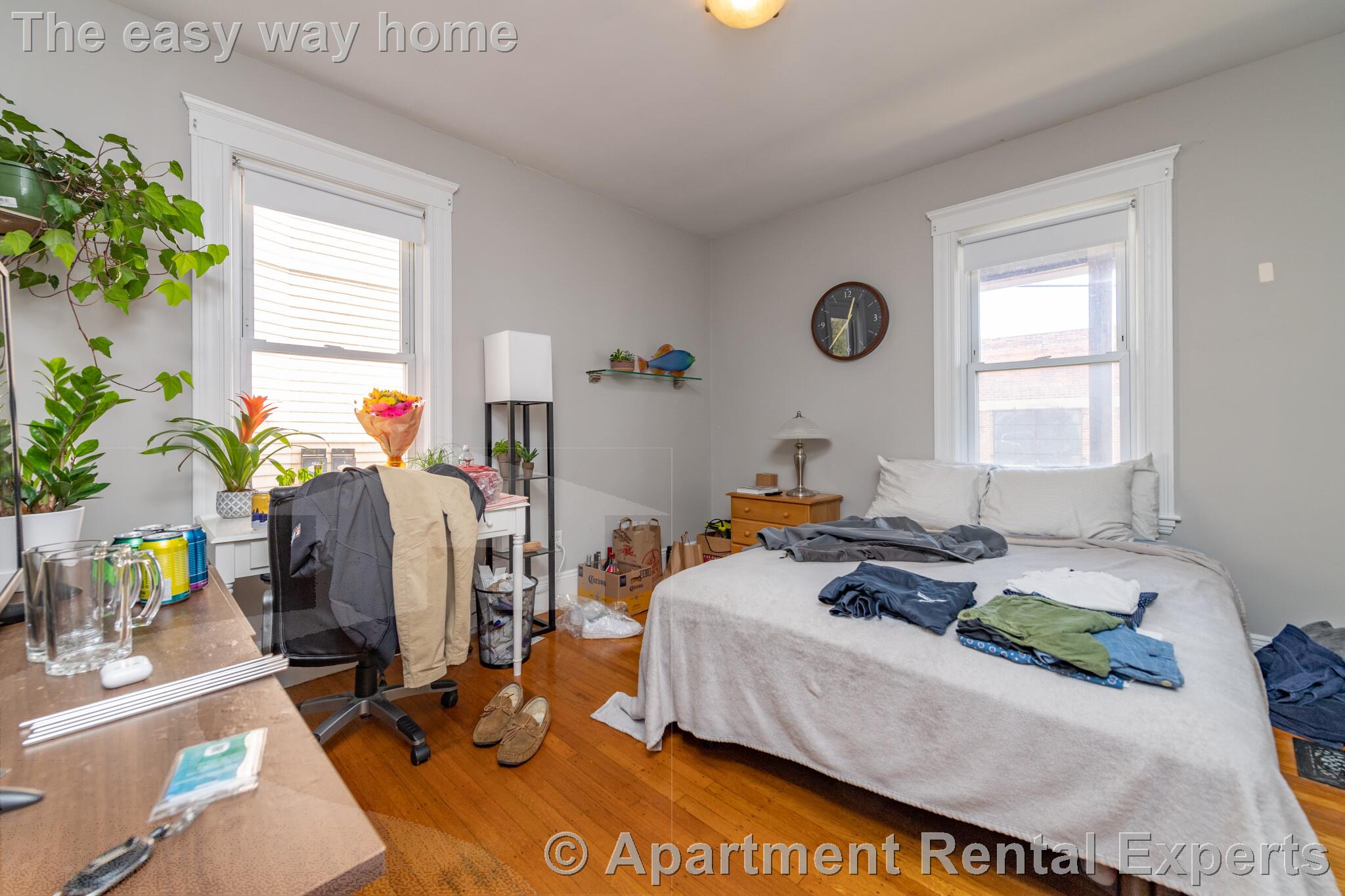6 bed, 2 bath apartment for rent at 6 Belmont St Unit 1, Spring Hill — photo 3 of 12