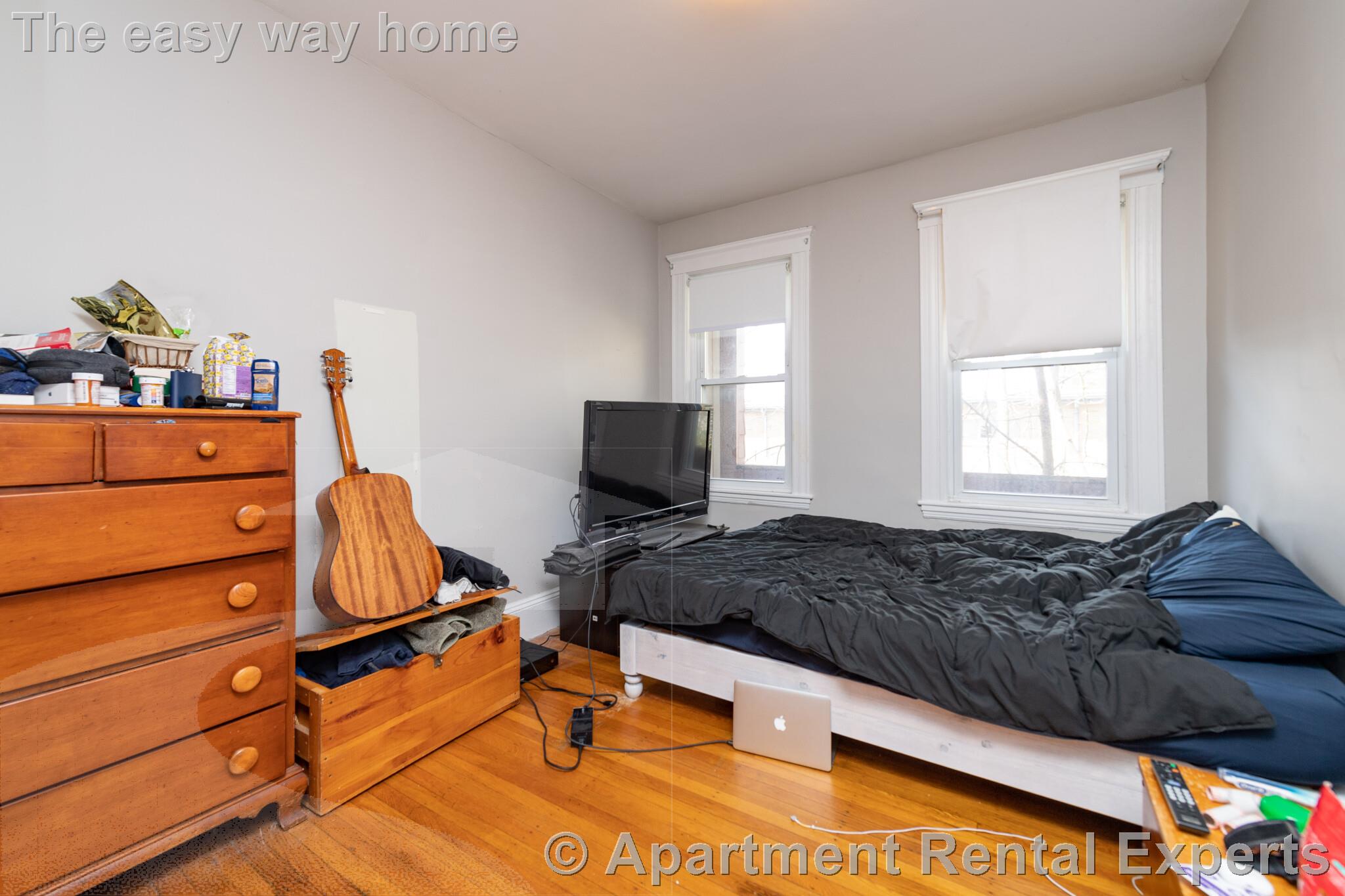 6 bed, 2 bath apartment for rent at 6 Belmont St Unit 1, Spring Hill — photo 9 of 12