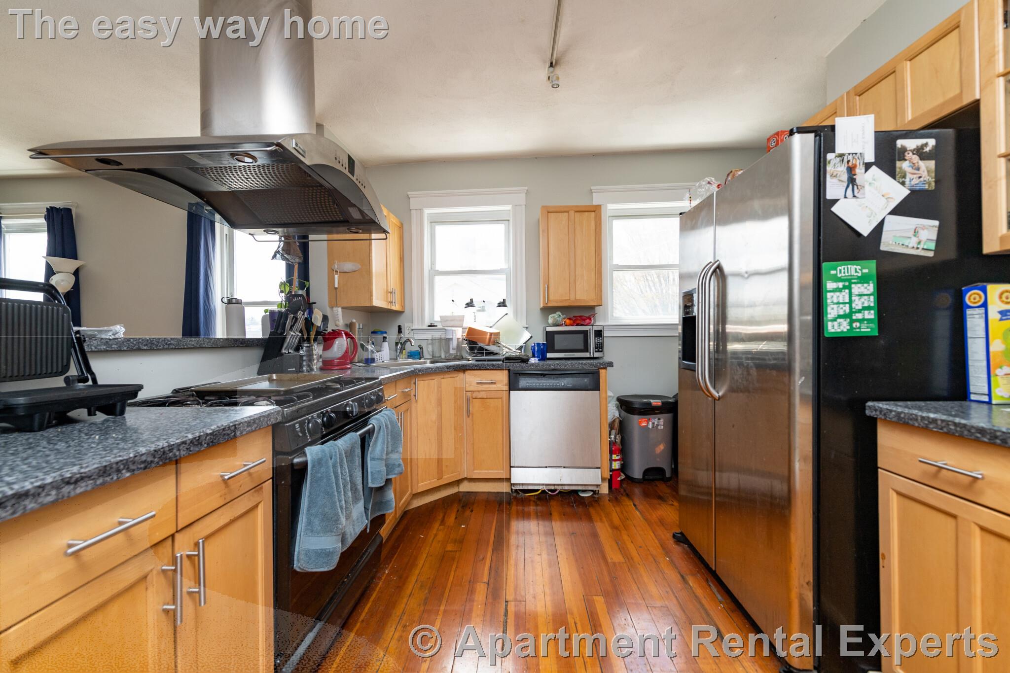 6 bed, 2 bath apartment for rent at 6 Belmont St Unit 1, Spring Hill — photo 1 of 12