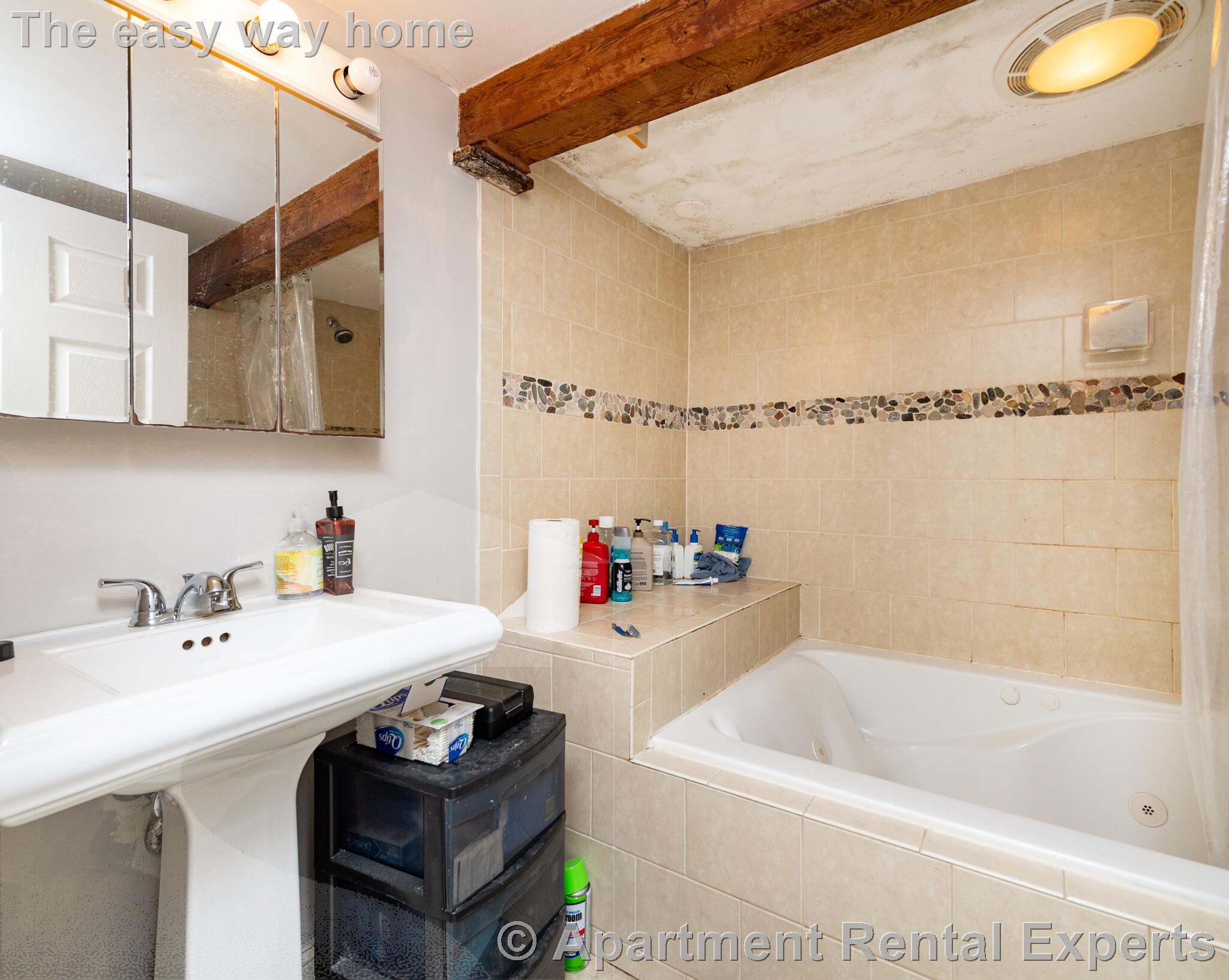 6 bed, 2 bath apartment for rent at 6 Belmont St Unit 1, Spring Hill — photo 10 of 12