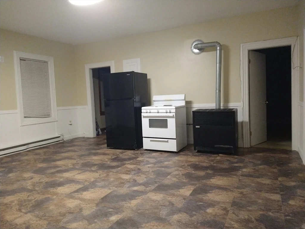 3 bed, 1 bath apartment for rent at 6 Brandon Unit 2, Dudley — photo 6 of 13
