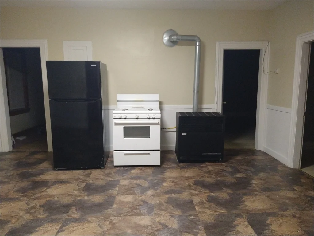 3 bed, 1 bath apartment for rent at 6 Brandon Unit 2, Dudley — photo 7 of 13