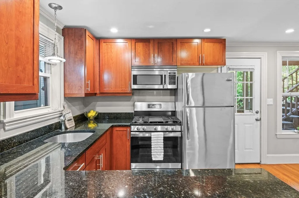 1 bed, 1 bath apartment for rent at 6 Bristol St Unit 1, Wellington-Harrington — photo 4 of 25