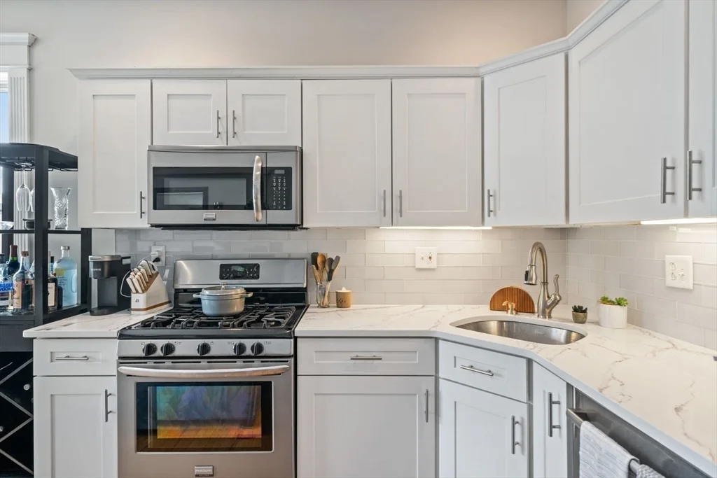 2 bed, 2 bath apartment for rent at 6 Burnham Pl Unit 2, South Boston — photo 3 of 24