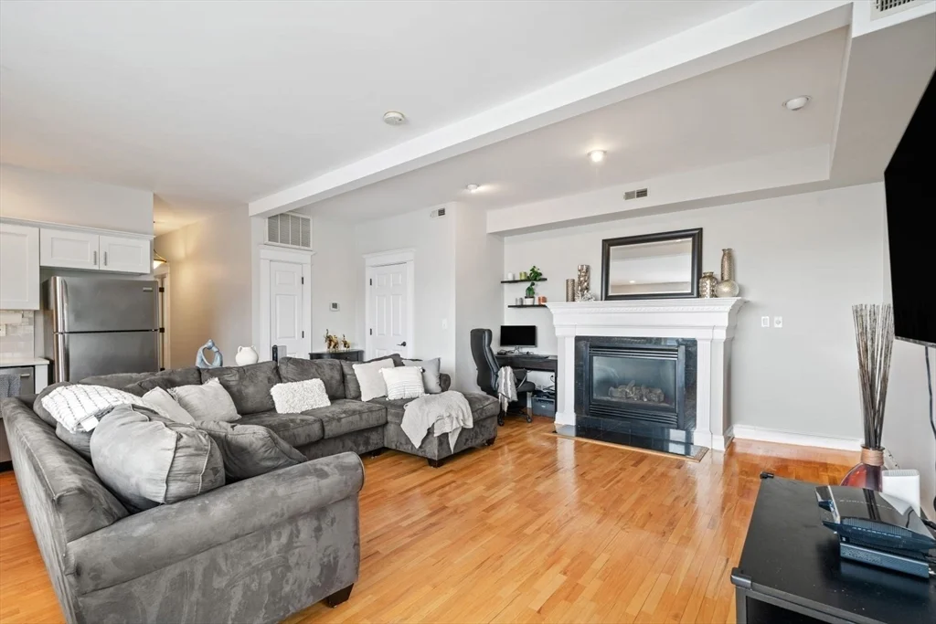 2 bed, 2 bath apartment for rent at 6 Burnham Pl Unit 2, South Boston — photo 6 of 24