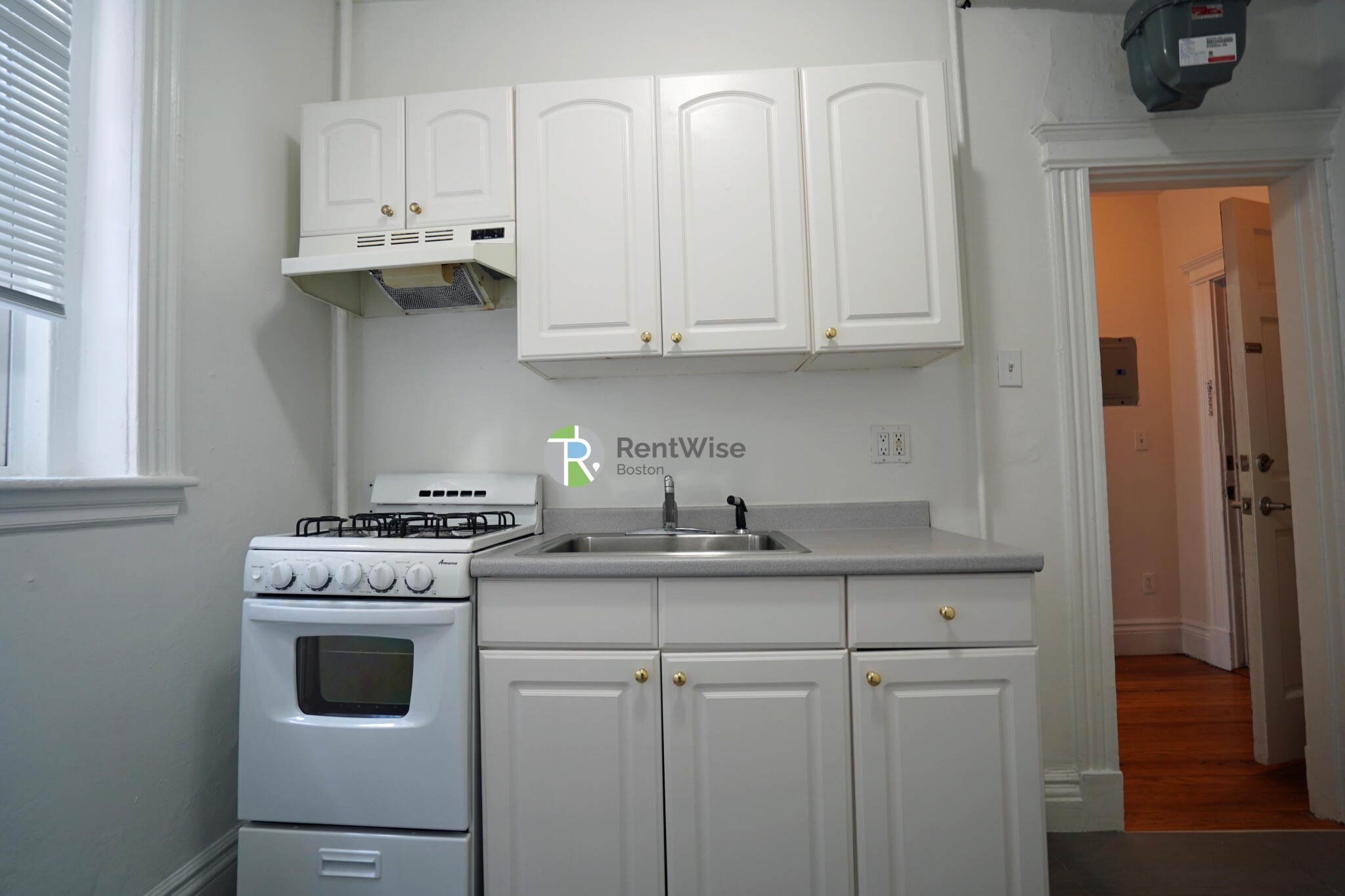 Studio bed, 1 bath apartment for rent at 6 Camelot Ct Unit 16, Brighton — photo 7 of 21