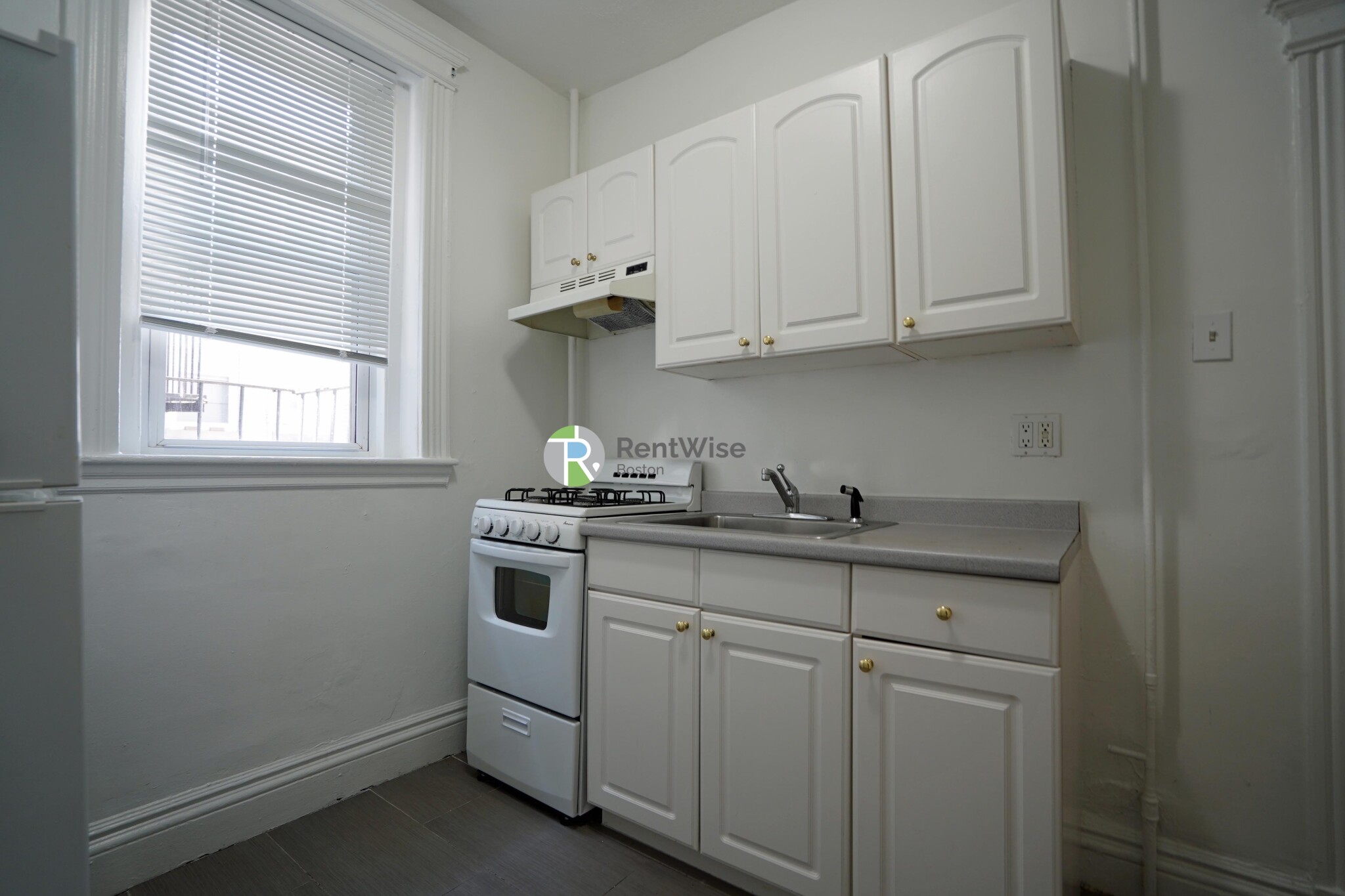 Studio bed, 1 bath apartment for rent at 6 Camelot Ct Unit 16, Brighton — photo 6 of 21