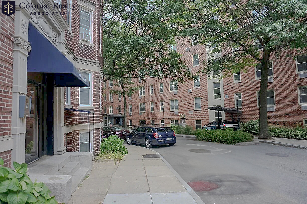 Studio bed, 1 bath apartment for rent at 6 Camelot Ct Unit 2, Brighton — photo 4 of 9