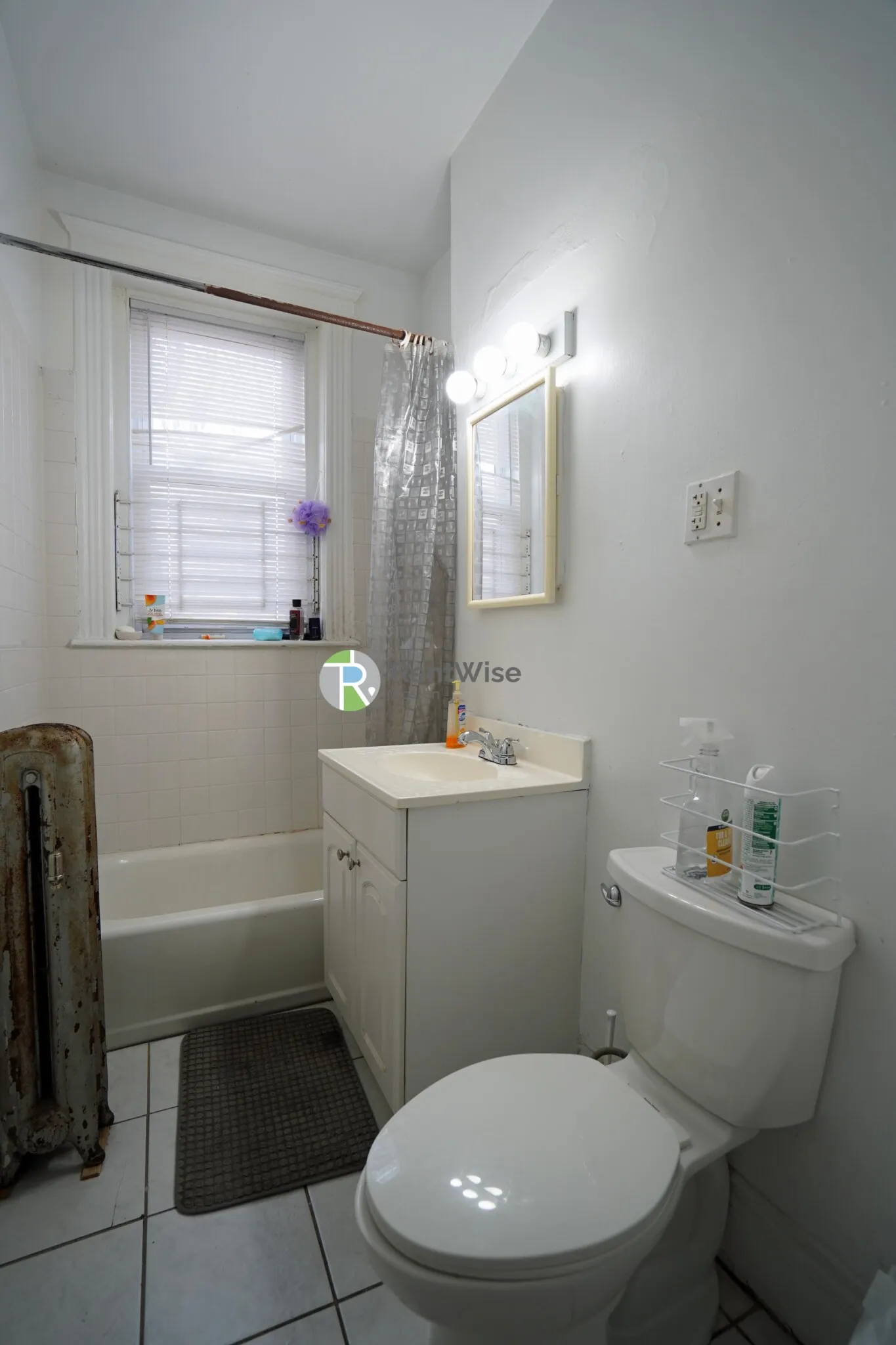 2 split bed, 1 bath apartment for rent at 6 Camelot Ct Unit 6, Brighton — photo 3 of 16
