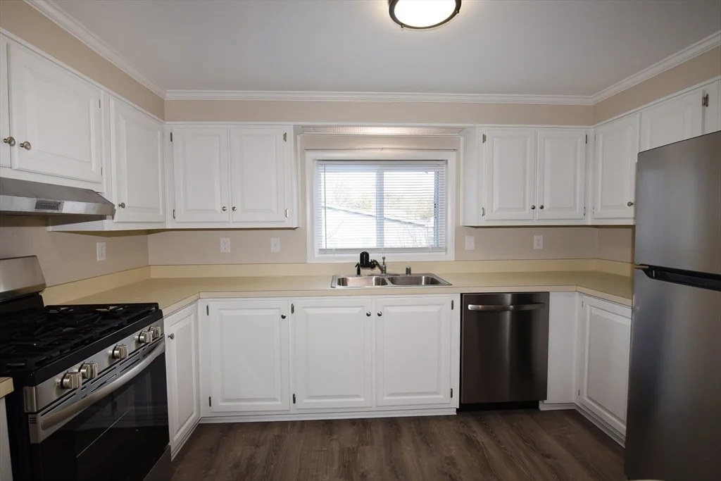 2 bed, 2 bath apartment for rent at 6 Canterbury Ln Unit 6, Rockland — photo 3 of 34