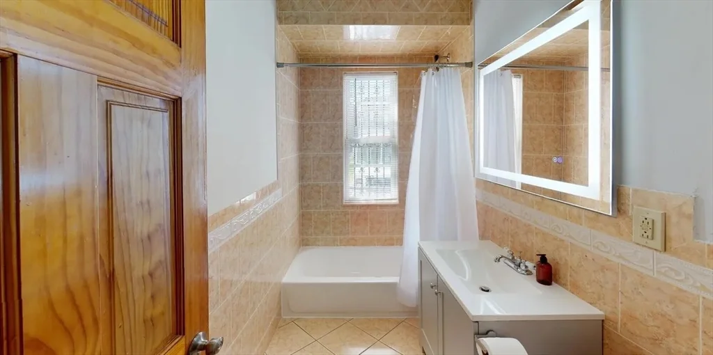 3 bed, 1 bath apartment for rent at 6 Cawfield Unit 3, Dorchester — photo 8 of 9