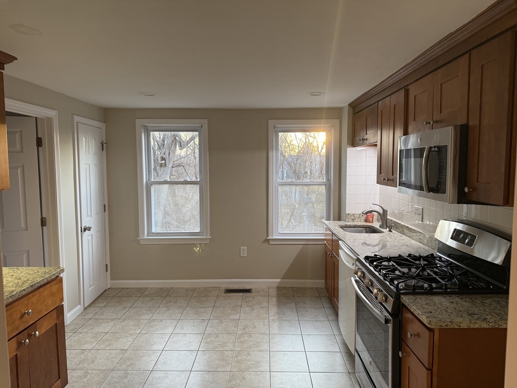 3 bed, 1 bath apartment for rent at 6 Claflin Pl Unit 6, Hopkinton — photo 3 of 11