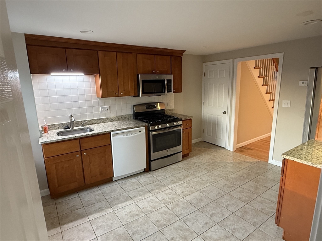 3 bed, 1 bath apartment for rent at 6 Claflin Pl Unit 6, Hopkinton — photo 4 of 11