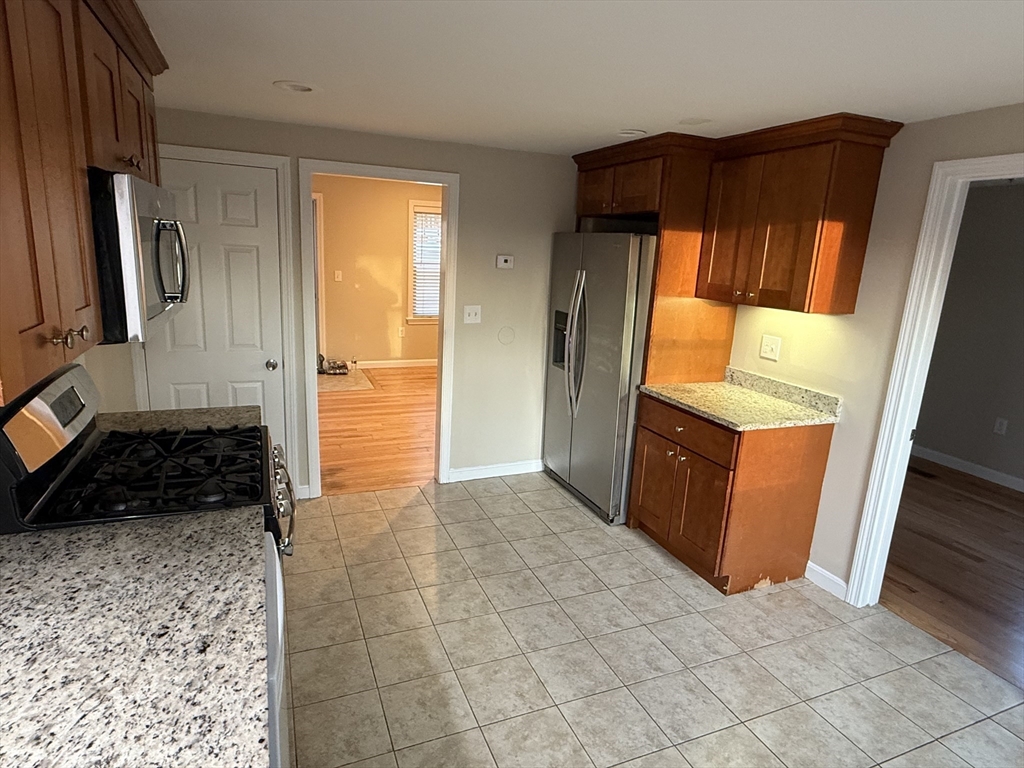3 bed, 1 bath apartment for rent at 6 Claflin Pl Unit 6, Hopkinton — photo 6 of 11