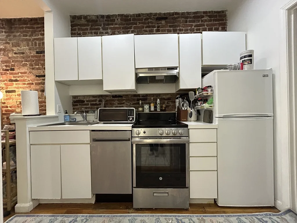 1 bed, 1 bath apartment for rent at 6 Cleveland Pl Unit 4, North End — photo 4 of 7
