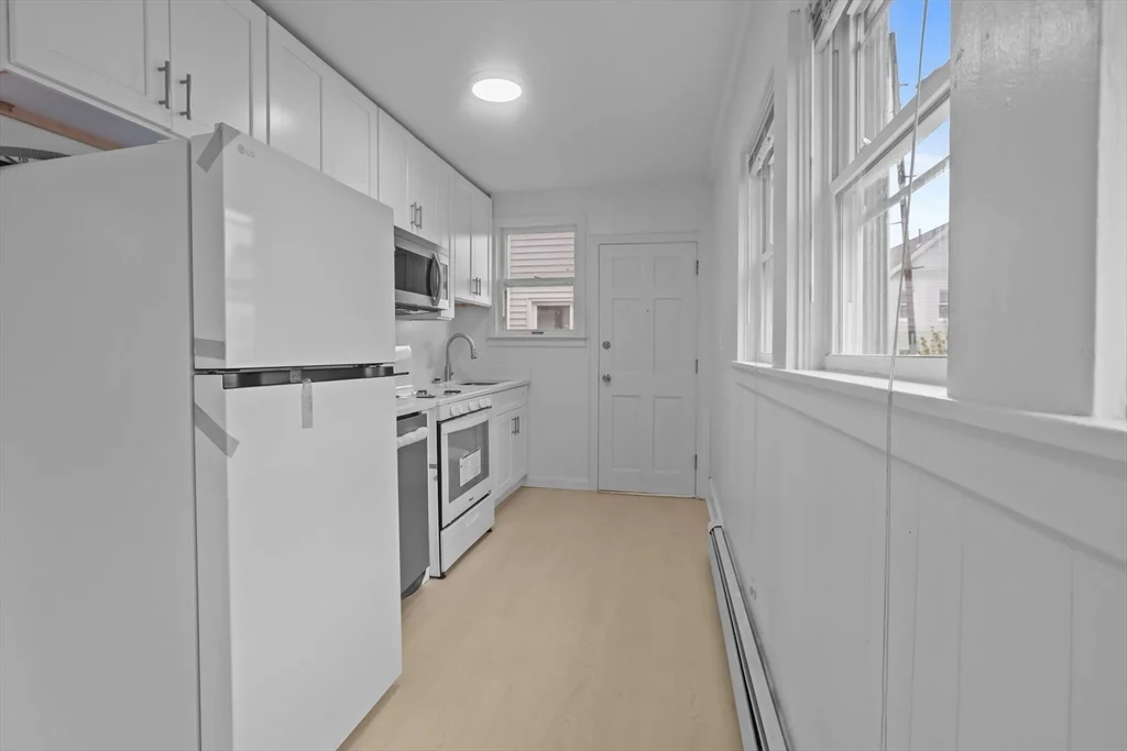 3 bed, 2 bath apartment for rent at 6 Coffin Avenue Ct, New Bedford — photo 3 of 35