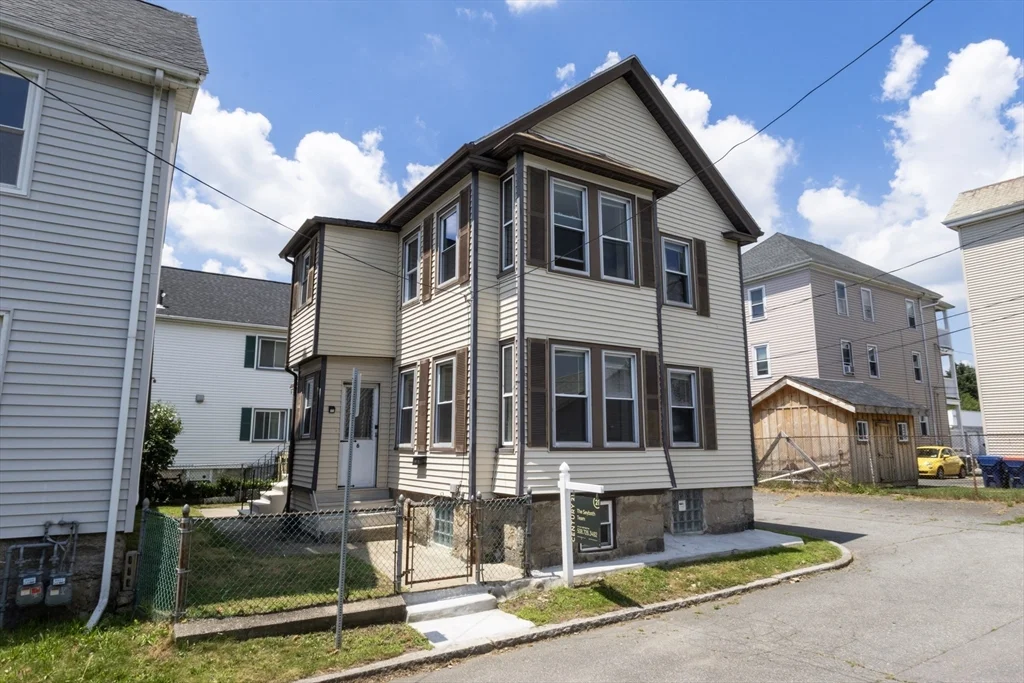 3 bed, 2 bath apartment for rent at 6 Coffin Avenue Ct, New Bedford — photo 2 of 35
