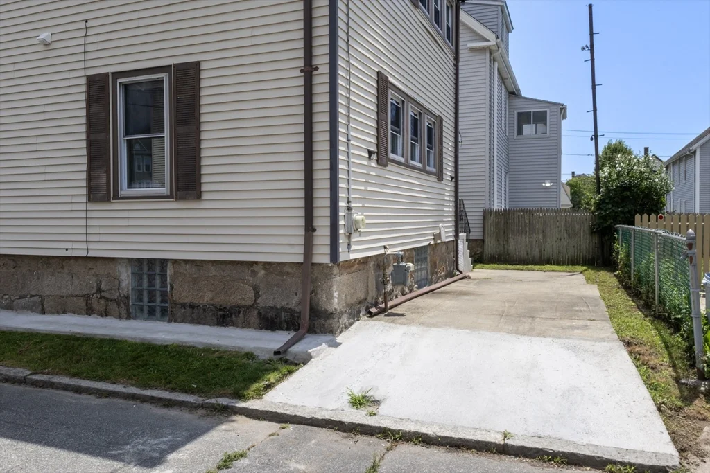 3 bed, 2 bath apartment for rent at 6 Coffin Avenue Ct, New Bedford — photo 29 of 35