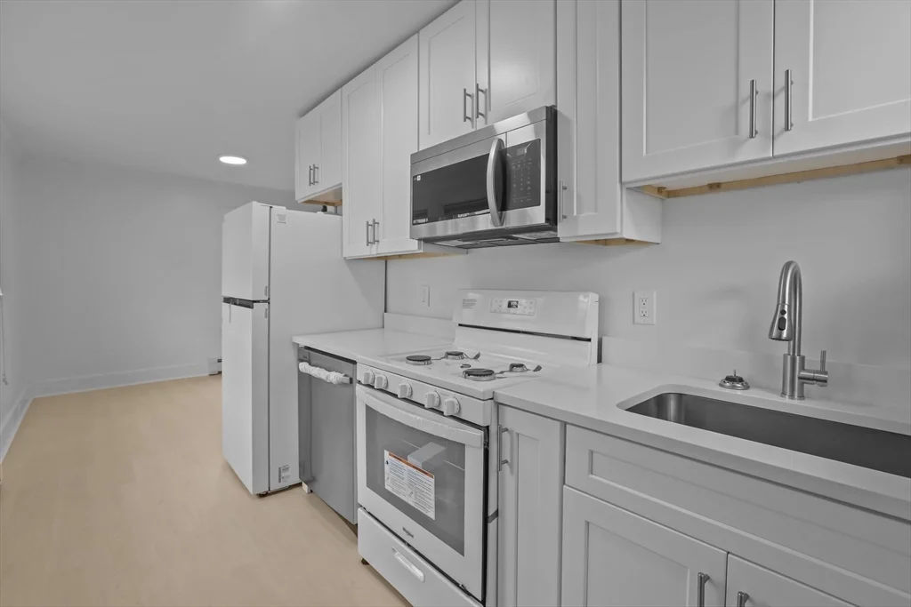 3 bed, 2 bath apartment for rent at 6 Coffin Avenue Ct, New Bedford — photo 1 of 35