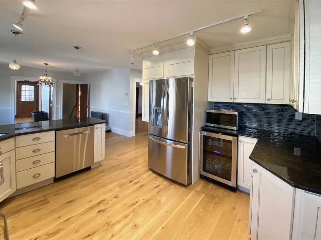 4 bed, 2 bath apartment for rent at 6 Dalton Rd Unit 6, Belmont — photo 4 of 21