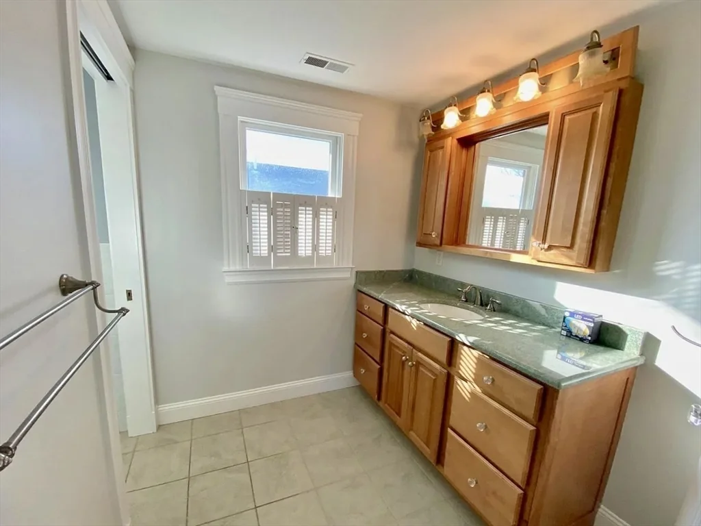 4 bed, 2 bath apartment for rent at 6 Dalton Rd Unit 6, Belmont — photo 17 of 21