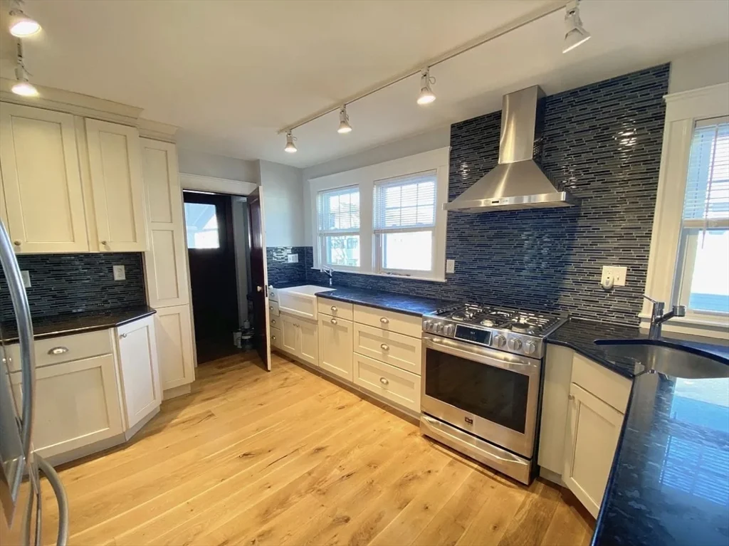 4 bed, 2 bath apartment for rent at 6 Dalton Rd Unit 6, Belmont — photo 3 of 21
