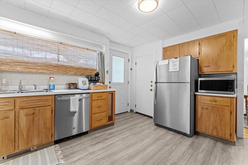 3 bed, 1 bath apartment for rent at 6 Davis Way, Worcester — photo 6 of 39
