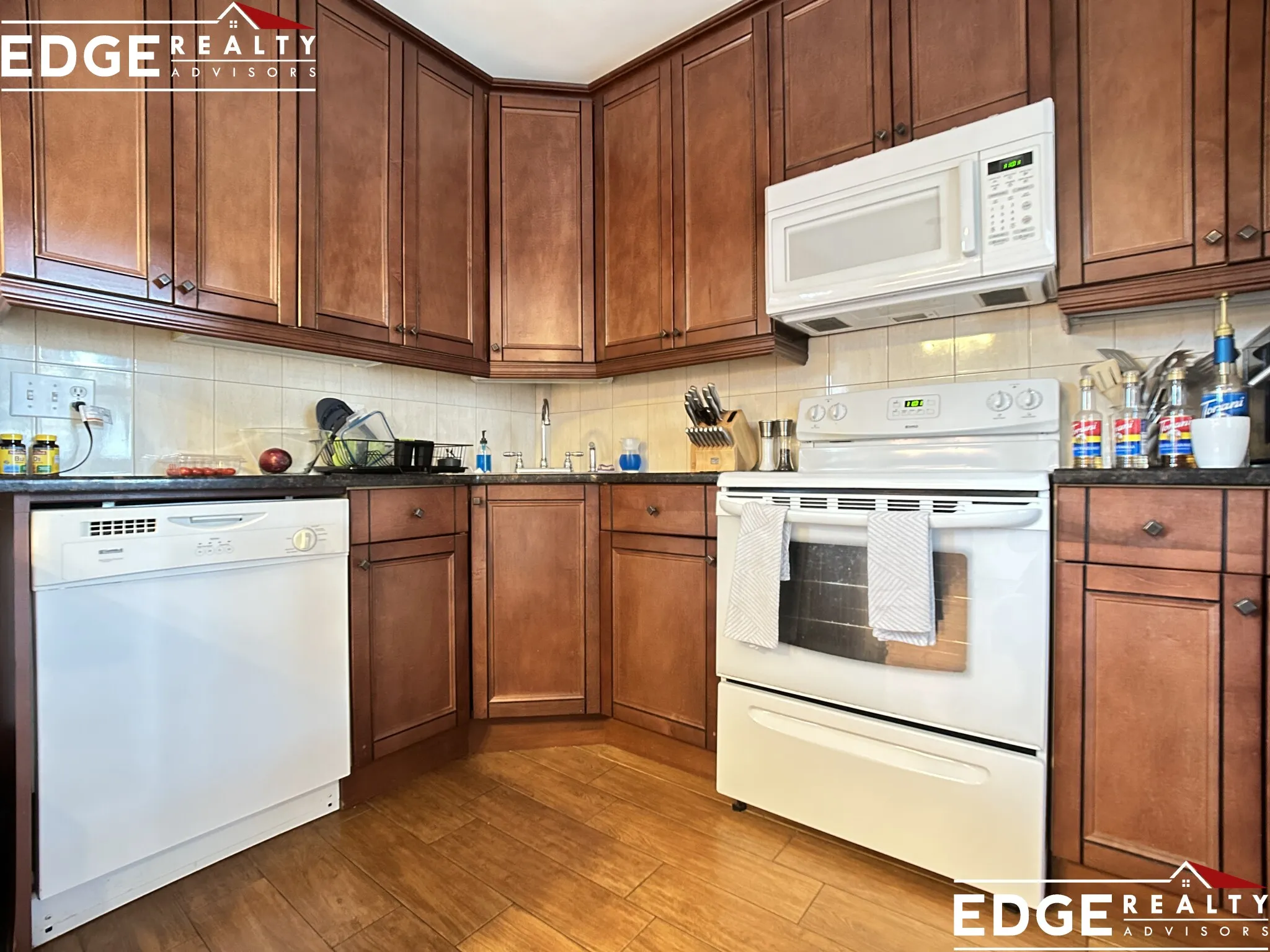 3 bed, 2 bath apartment for rent at 6 Delaware Pl Unit 2, Brighton — photo 2 of 12