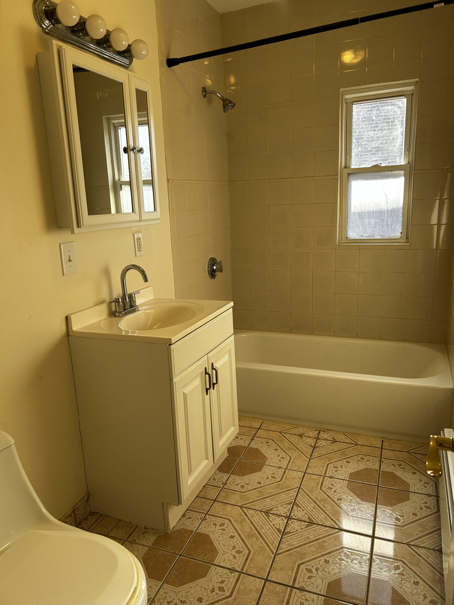 5 bed, 1 bath apartment for rent at 6 Dudley St Unit 2, North Cambridge — photo 6 of 32