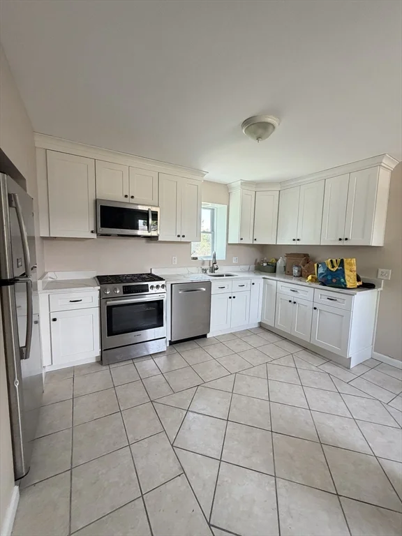 4 bed, 1 bath apartment for rent at 6 Edwards Pl Unit 2, Chelmsford — photo 8 of 40