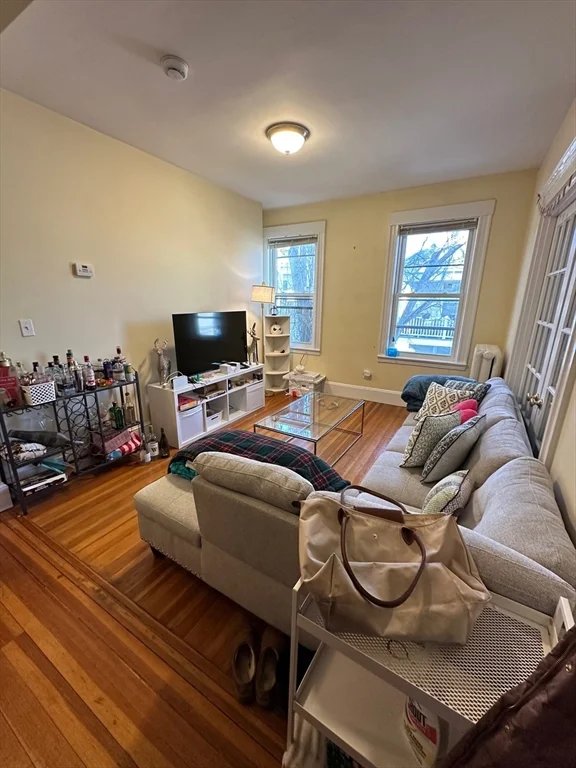 4 bed, 2 bath apartment for rent at 6 Elm Unit 3, Emerson Gardens — photo 5 of 7