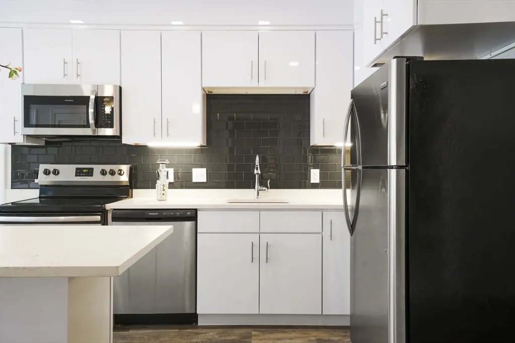 3 bed, 2 bath apartment for rent at 6 Essex St Unit 301, Central Square — photo 4 of 9