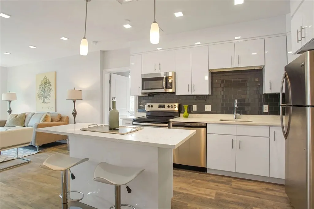 3 bed, 2 bath apartment for rent at 6 Essex St Unit 301, Central Square — photo 3 of 9