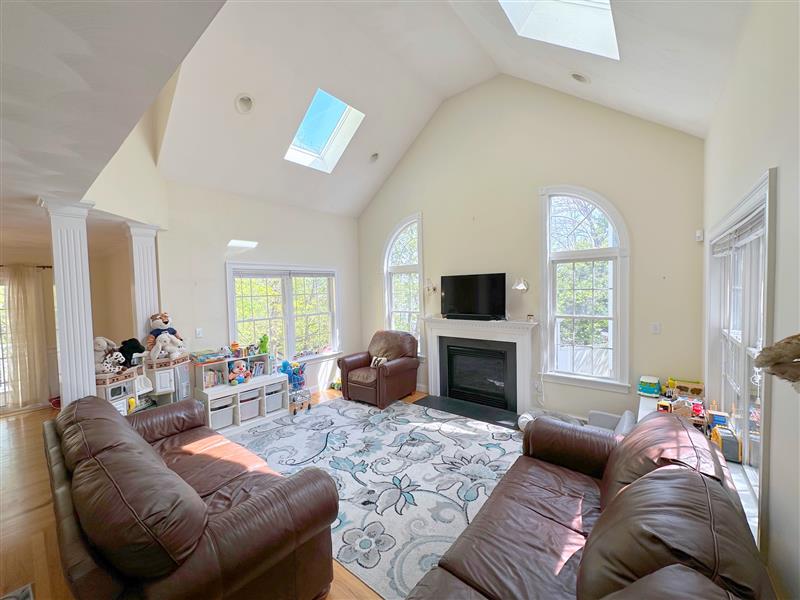 5 bed, 3.5 bath apartment for rent at 6 Farmers Circle Unit 1, Arlington — photo 4 of 34