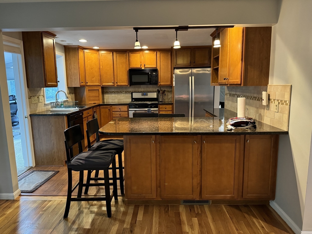 3 bed, 2 bath apartment for rent at 6 Fox Hill Rd, Ashland — photo 4 of 18