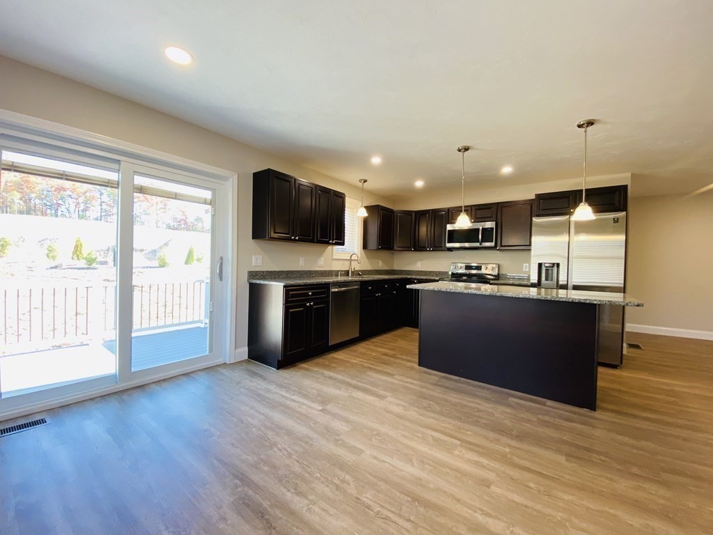 3 bed, 2 bath apartment for rent at 6 Glacier Path Unit 6, Middleboro — photo 3 of 20