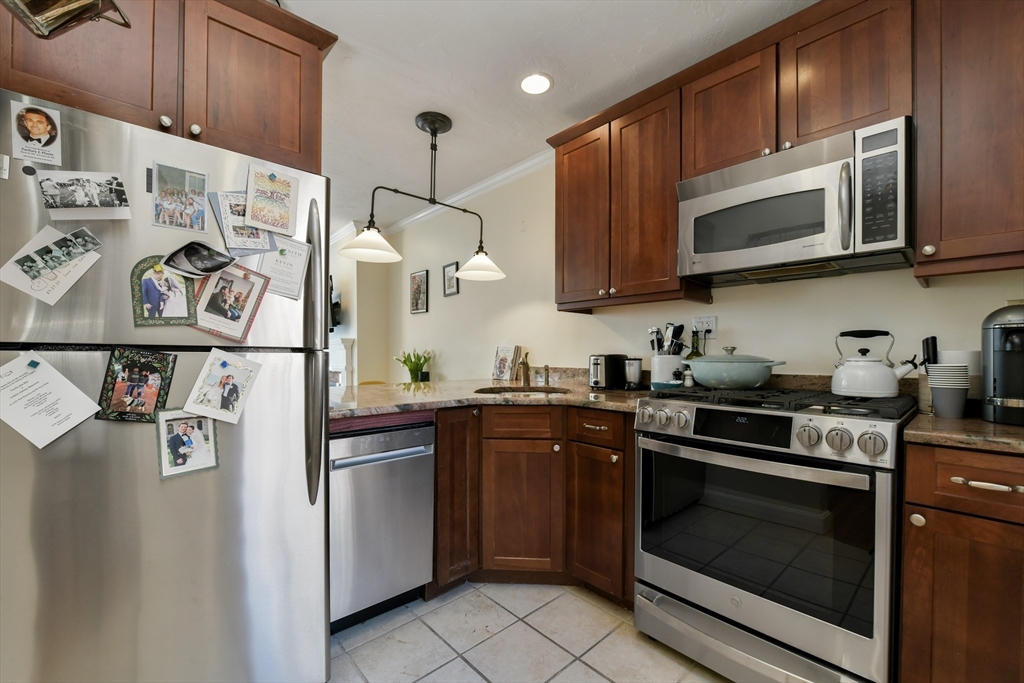 2 bed, 1 bath apartment for rent at 6 Grove St Unit 3, Beacon Hill — photo 5 of 14