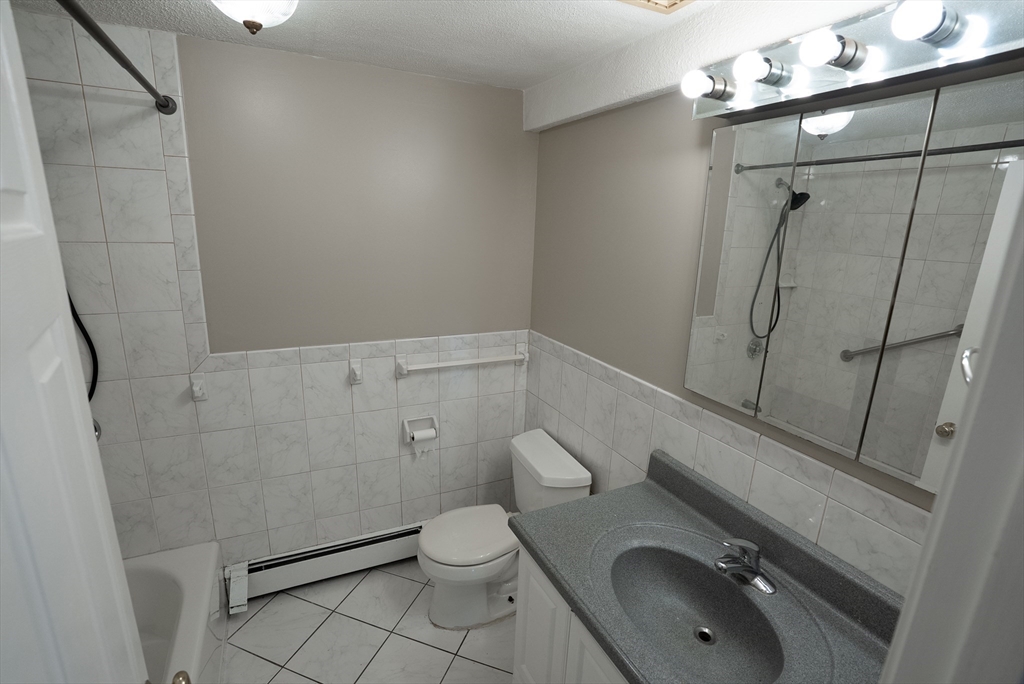 1 bed, 1 bath apartment for rent at 6 Hallmark Gardens Unit 4, Burlington — photo 3 of 7