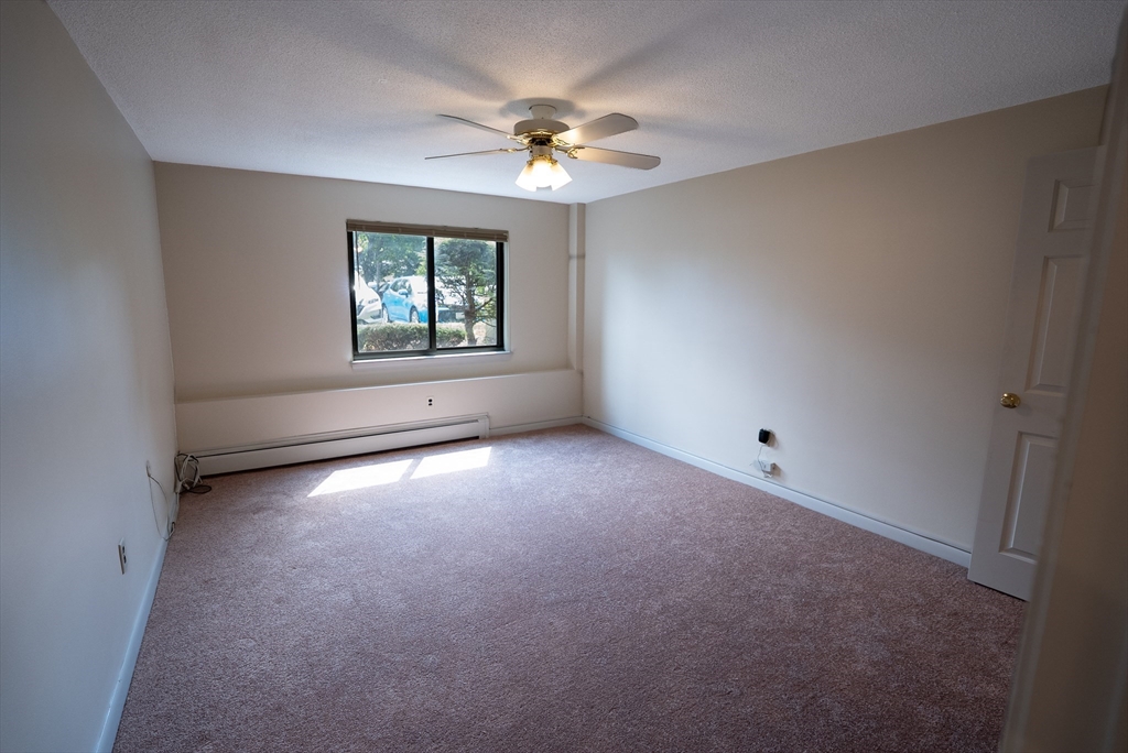 1 bed, 1 bath apartment for rent at 6 Hallmark Gardens Unit 4, Burlington — photo 5 of 7