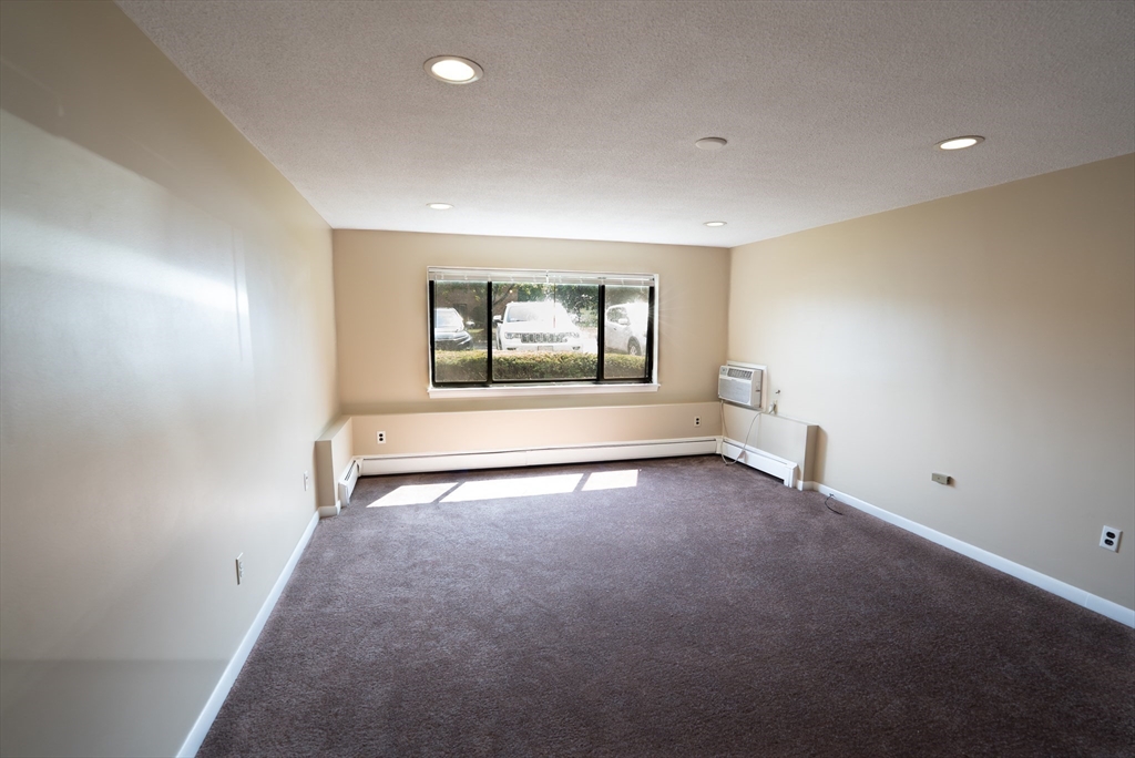 1 bed, 1 bath apartment for rent at 6 Hallmark Gardens Unit 4, Burlington — photo 1 of 7