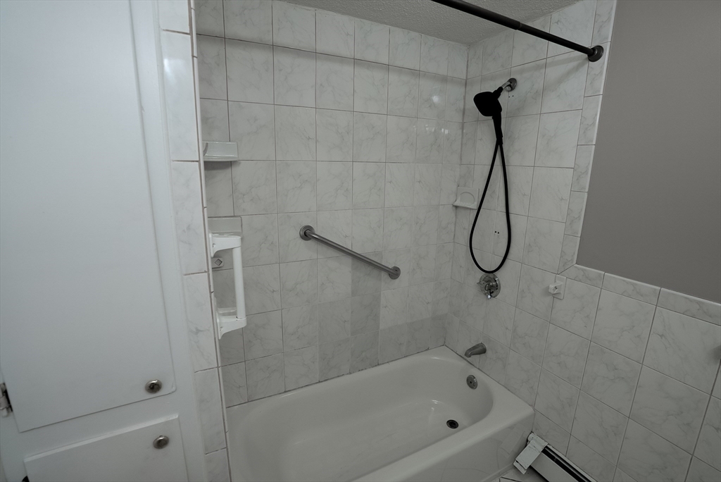 1 bed, 1 bath apartment for rent at 6 Hallmark Gardens Unit 4, Burlington — photo 4 of 7