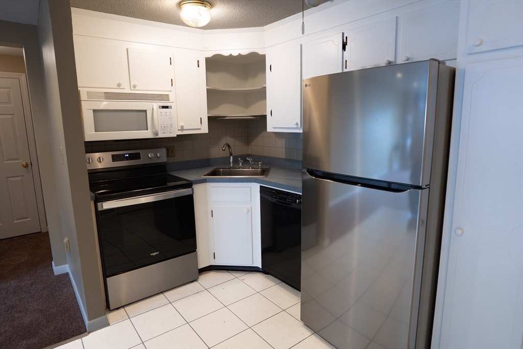 1 bed, 1 bath apartment for rent at 6 Hallmark Gardens Unit 4, Burlington — photo 2 of 7