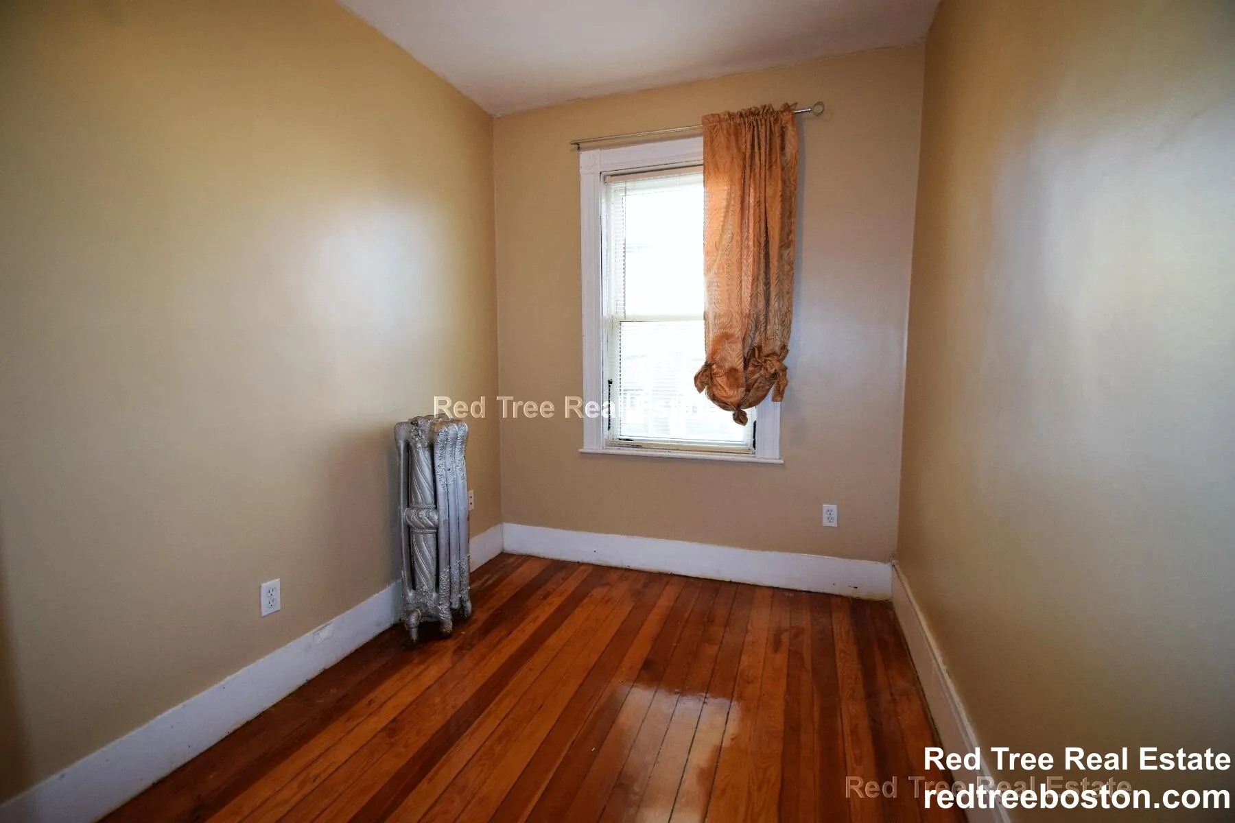 6 bed, 2 bath apartment for rent at 6 Haskell St Unit 1, Allston — photo 4 of 15