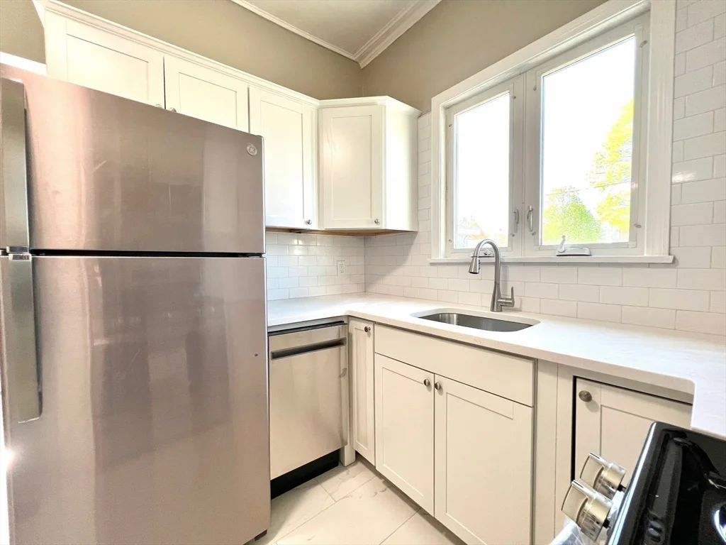 1 bed, 1 bath apartment for rent at 6 Holland St Unit 6R, Winchester — photo 2 of 20