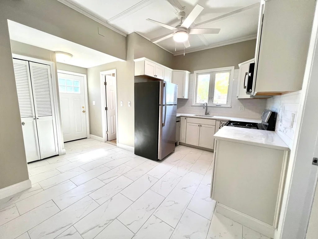 1 bed, 1 bath apartment for rent at 6 Holland St Unit 6R, Winchester — photo 4 of 20