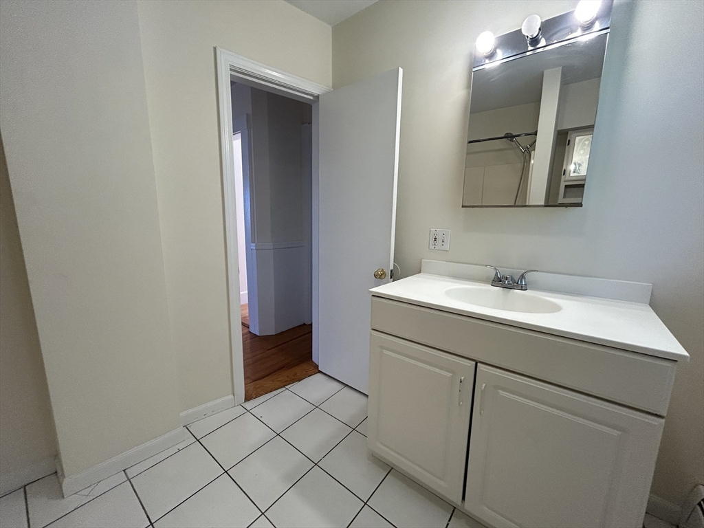 3 bed, 1 bath apartment for rent at 6 Horton St Unit 2, Salem — photo 11 of 14