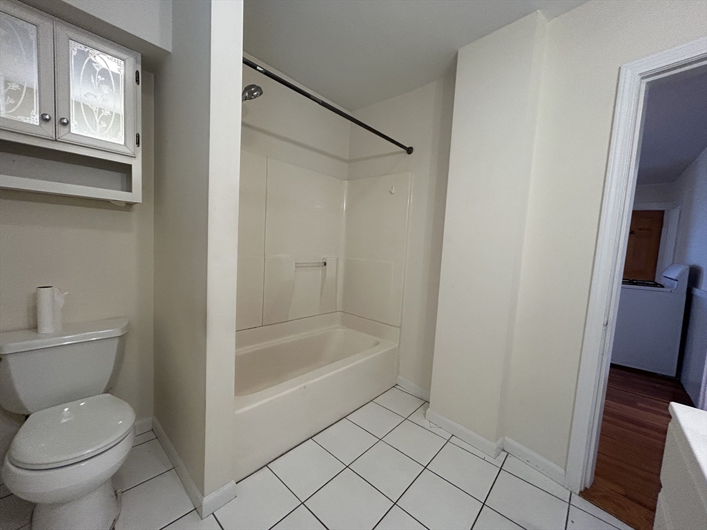 3 bed, 1 bath apartment for rent at 6 Horton St Unit 2, Salem — photo 12 of 14