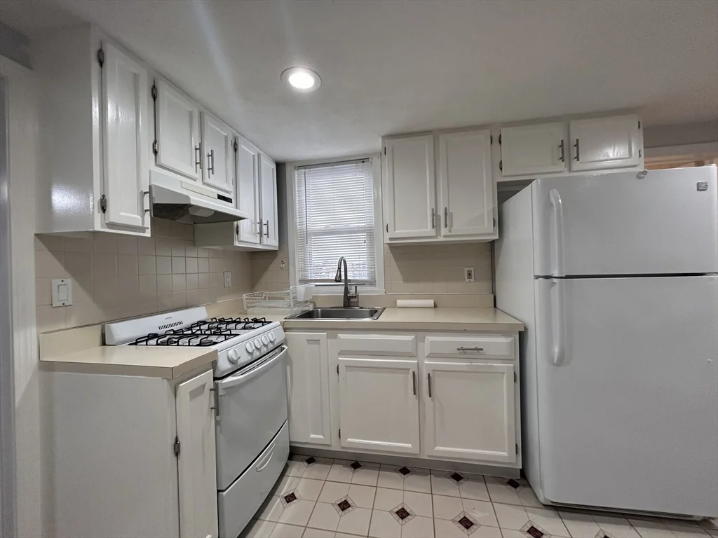 3 bed, 1 bath apartment for rent at 6 Jefferson St Unit 4, Cambridge